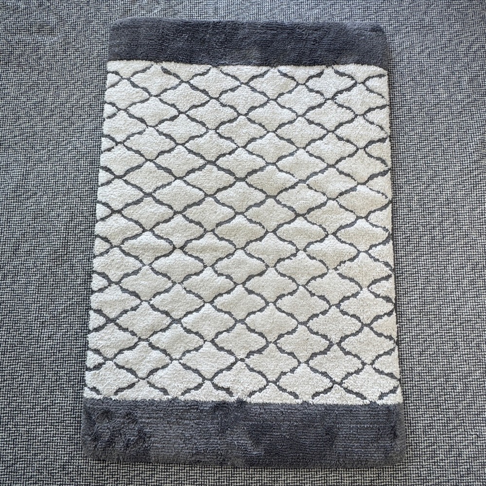 Gray White Trellis Memory Foam Bath Mat Non Slip Quatrefoil Bathroom Rug 21x34